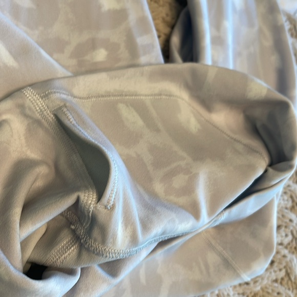 Lululemon White Spotted Leopard Print Workout Leggings- Size Small/6 - Picture 7 of 8